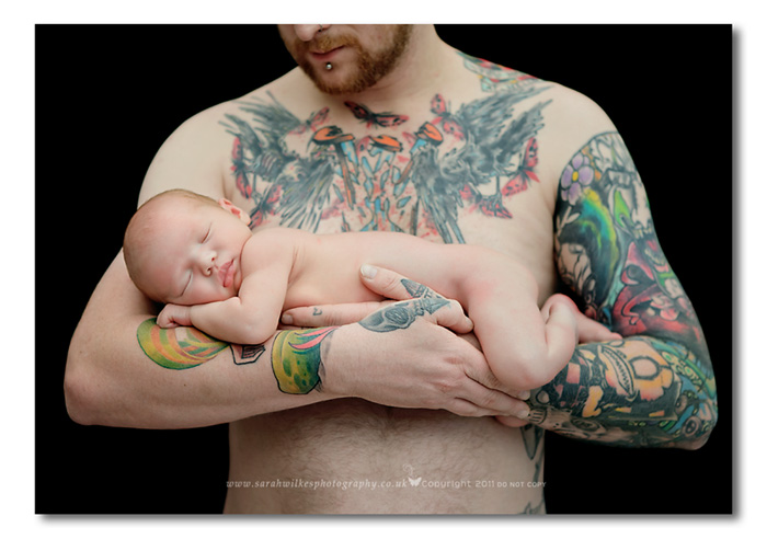 Nottinghan baby photographer, Newborn in daddys arms
